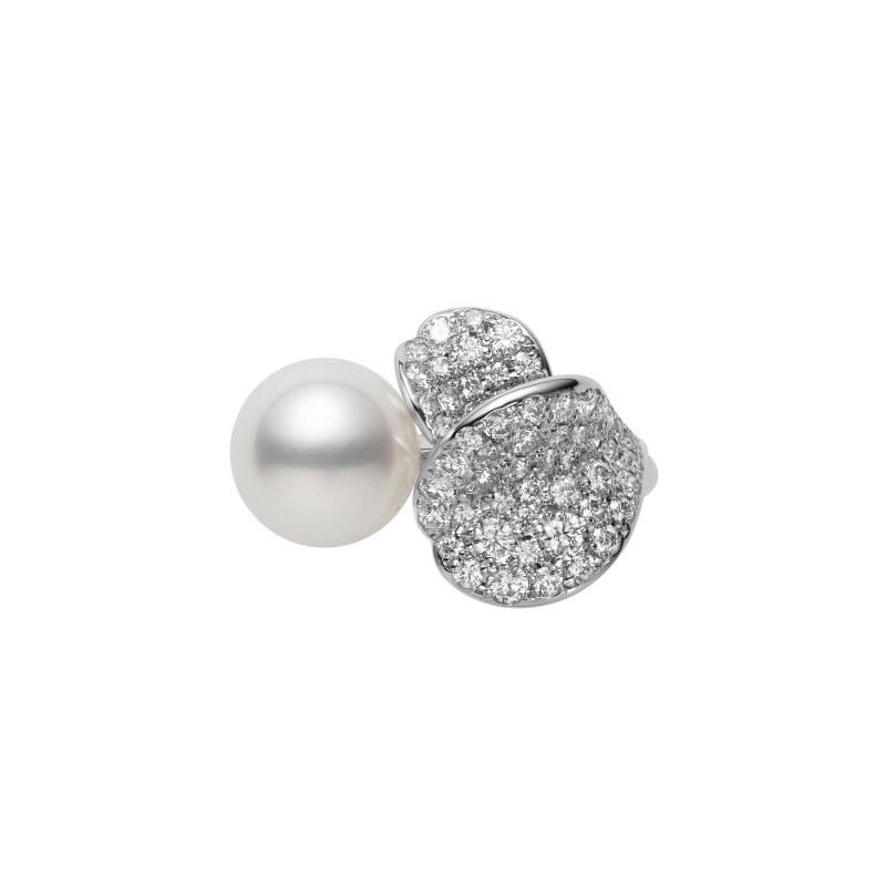 Ring in 18k White Gold with Pearl 8.5mm(1) and Diamonds.